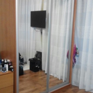 Зеркальные двери-купе в квартире на ул. Марата