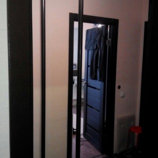Зеркальные двери-купе в квартире на ул. Полевая в пос. Металлострой