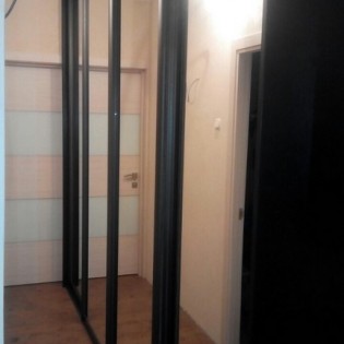 Зеркальные двери-купе в квартире на Яхтенной ул. Профиль KR200 Графит зерно