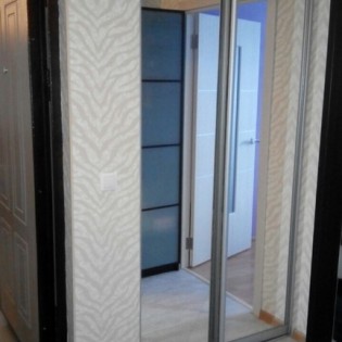 Зеркальные двери-купе в квартире на Колпинском ш.