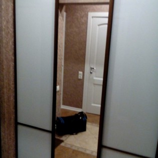 Двери-купе с наполнением из зеркала и вставок тонированного стекла (Oracal 010 Белый) в квартире на Рыбацком пр. Профиль KR01 Ром зерно.