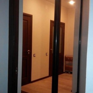 Зеркальные двери-купе в частном доме в Агалатово. Профиль KR200 Венге тёмный текстурный.