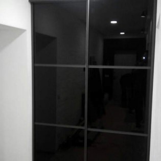 Двери-купе с наполнением из вставок тонированного стекла (плёнка Oracal) в квартире на Большеохтинском пр. Профиль KR01 Графит зерно.