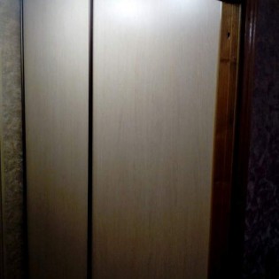 Двери-купе с наполнением из ДСП (Дуб-атланта) в квартире на Краснопутиловской ул.