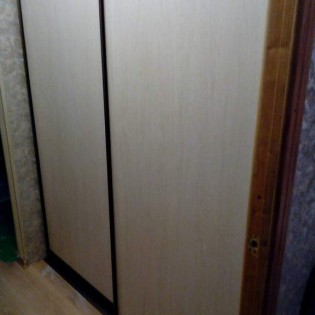 Двери-купе с наполнением из ДСП (Дуб-атланта) в квартире на Краснопутиловской ул.