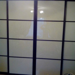 Двери-купе с наполнением из вставок тонированного стекла (пленка Oracal 082 Бежевый) в квартире на Народной ул. Профиль KR300N Венге красный текстурный
