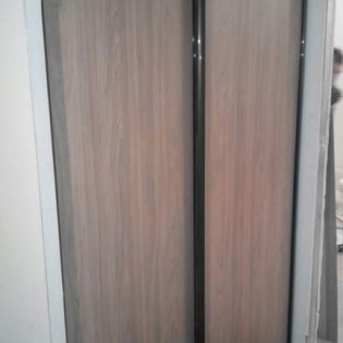 Двери-купе с наполнением из ДСП (Вяз швейцарский) в квартире на Сапёрном пер. Проём №1.