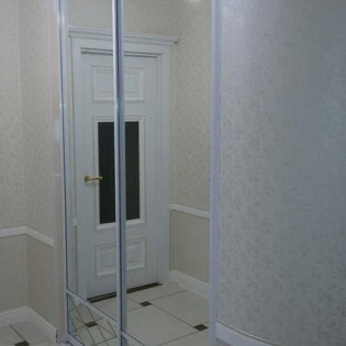 Двери-купе со вставками из зеркала и фацета в квартире на Рыбацком пр.