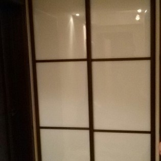 Двери-купе с наполнением из вставок тонированного стекла (пленка Oracal 010 Белый) в квартире на Б.Пороховской ул. Профиль KR200 Венге красный текстурный