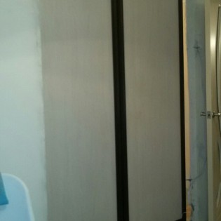 Подвесная перегородка Пуэрта с наполнением из  ДСП Дуб-атланта в квартире на Искровской пр. Профиль KR300N Венге тёмный текстурный