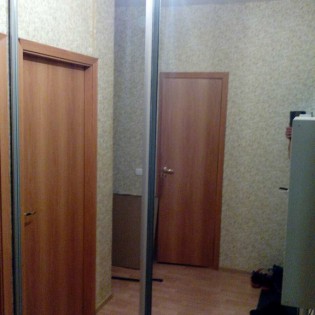 Зеркальные двери-купе в квартире на Шоссе в Лаврики в Мурино