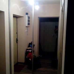 Зеркальные двери-купе в квартире на Яхтенной ул.