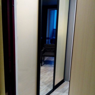 Двери-купе с зеркалом и тонировкой по стеклу (плёнка Oracal 000 Прозрачный) в квартире на б-ре Менделеева в Мурино. Профиль KR01 Графит зерно