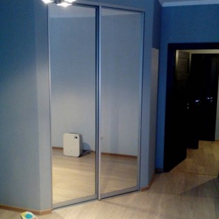 Зеркальные двери-купе в квартире на Союзном пр.