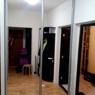 Зеркальные двери-купе в квартире на ул. Героев