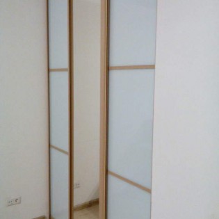 Двери-купе с зеркалом и вставками из тонированного стекла (плёнка Oracal 010 Белый) в квартире на Оранжевой ул в Янино