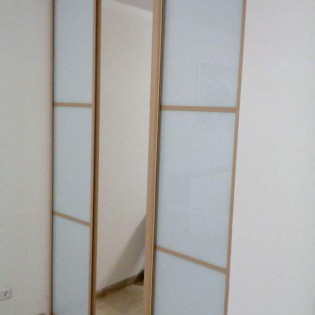 Двери-купе с зеркалом и вставками из тонированного стекла (плёнка Oracal 010 Белый) в квартире на Оранжевой ул в Янино