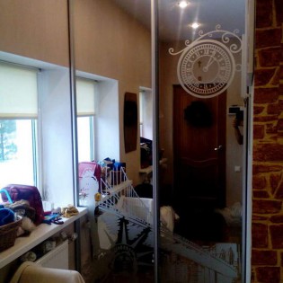 Двери-купе с пескоструйным рисунком (эскиз ОГ-3-462(1,2) фон зеркало, рисунок матовый) в квартире в Горелово