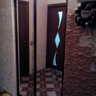 Зеркальные двери-купе в квартире на Оборонной ул. в Мурино. Профиль - KR01 Ром зерно