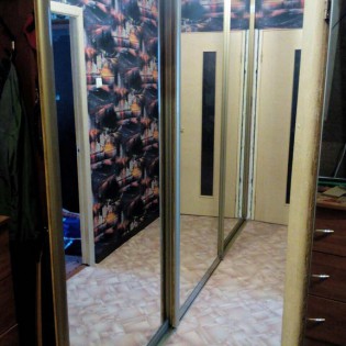 Зеркальные двери-купе в квартире на ул. Хошимина. Профиль - KR200 Золото глянец