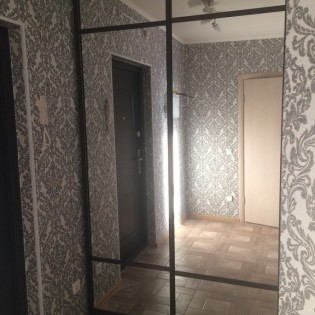 Двери-купе с зеркальными вставками через разделитель в квартире на Европейском пр. в Кудрово