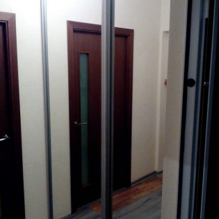 Зеркальные двери-купе в квартире на Южном ш.