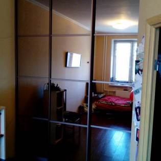 Зеркальные двери-купе (зеркало Бронза) с разделителями в квартире на 5-м Предпортовом проезде