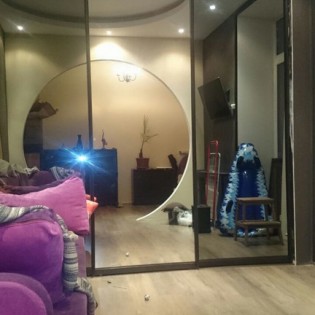 Двери-купе с наполнением из зеркала Серебро (средняя дверь) и зеркал Бронза (боковые) в квартире на Ивановской ул.  Профиль KR01 Венге тёмный текстурный