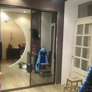 Двери-купе с наполнением из зеркала Серебро (средняя дверь) и зеркал Бронза (боковые) в квартире на Ивановской ул.  Профиль KR01 Венге тёмный текстурный