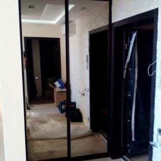 Зеркальные двери-купе в квартире на наб. Обводного канала