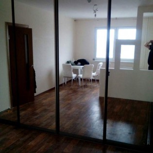 Зеркальные двери-купе в квартире на Витебском пр.