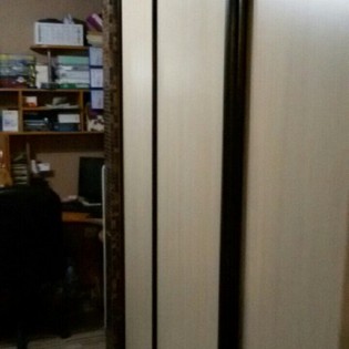 Двери-купе с наполнением из ДСП (Дуб молочный) в квартире на Ириновском пр.