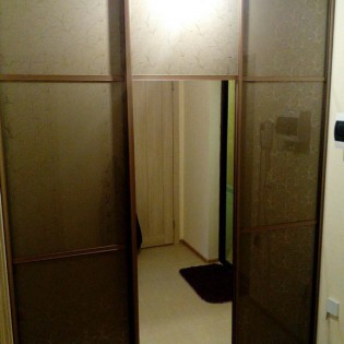 Двери-купе с комбинированным наполнением (зеркало Серебро и Лакобель Премиум 9003) в квартире на б-ре Менделеева в Мурино