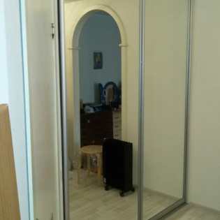 Зеркальные двери-купе в квартире на пр. Верности