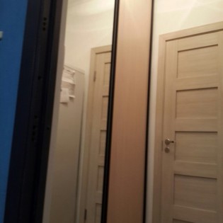 Двери-купе с наполнением из зеркала Серебро и ДСП в квартире на ул. Адмирала Черокова