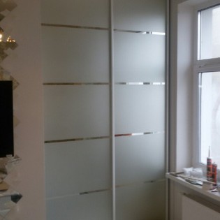 Двери-купе с наполнением из зеркала с пескоструйным рисунком (полоски на матовом фоне) в квартире на Московском пр. Проём 3