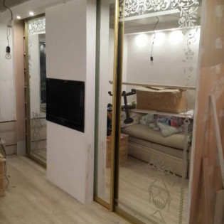 Межкомнатные перегородки (с задвиганием в стену) с пескоструйным рисунком на зеркале в квартире на Петровском бульваре
