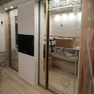Межкомнатные перегородки (с задвиганием в стену) с пескоструйным рисунком на зеркале в квартире на Петровском бульваре в Мурино
