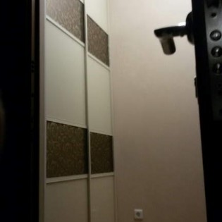 Двери-купе с комбинированным наполнением из вставок Лакобель Премиум 1013 Жемчужно-Белый и  зеркало Бронза с пескоструйным рисунком в квартире на ул. Катерников