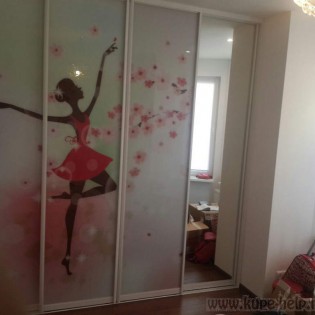 Двери-купе с декоративным стеклом (фотопечать) в квартире на Московском пр.
