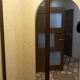 Зеркальные двери-купе в квартире на Ново-Александровской ул.