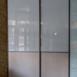 Межкомнатная купе-перегородка с комбинированным наполнением из ДСП (Дуб-атланта) и тонированным стеклом (плёнка Oracal 010 Белый) в квартире на ул. Адмирала Трибуца