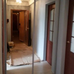 Зеркальные двери-купе в квартире на Светлановском пр.
