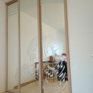 Двери-купе с наполнением из зеркал с пескоструйным рисунком (3-дверный вариант) в квартире на Железнодорожной ул. Профиль KR300N Дуб беленый текстурный