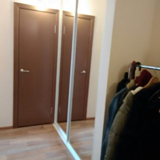 Зеркальные двери-купе в квартире в Мурино