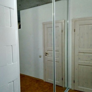Зеркальные двери-купе в квартире на Набережной реки Смоленки