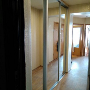 Зеркальные двери-купе в квартире в ул. Подвойского
