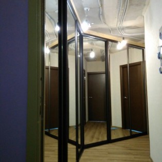 Зеркальные двери-купе в квартире на ул. Новая д.11