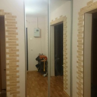 Зеркальные двери-купе в квартире в Колпино. Профиль KR01 Серебро анодировка. См. отзыв Анны от 14/04/2017