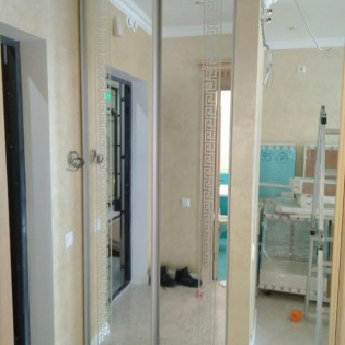 Двери-купе с пескоструйным рисунком по зеркалу Серебро в квартире на ул. Парфёновская